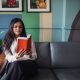 seorang wanita sedang membaca buku #dirumahaja